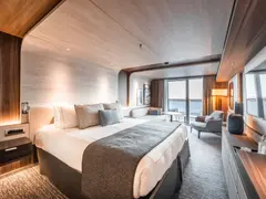 N°003_CC290323_LeCommandantCharcot_SuiteDeluxe_Cabine832©StudioPONANT_Morgane Monneret
