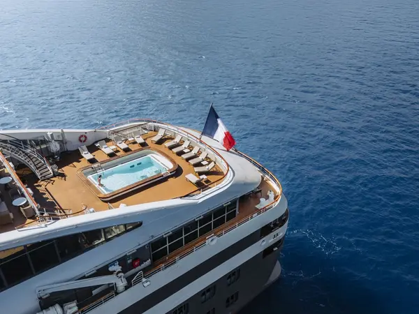 DJI_20240725094834_0268_D-Plus Ciel_au180724_austral_cyclades_pont_exterieur_piscine_grece_mediterra