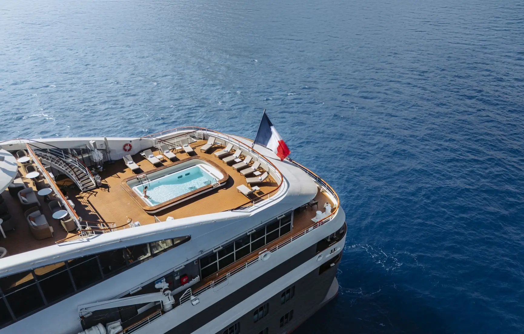 DJI_20240725094834_0268_D-Plus Ciel_au180724_austral_cyclades_pont_exterieur_piscine_grece_mediterra