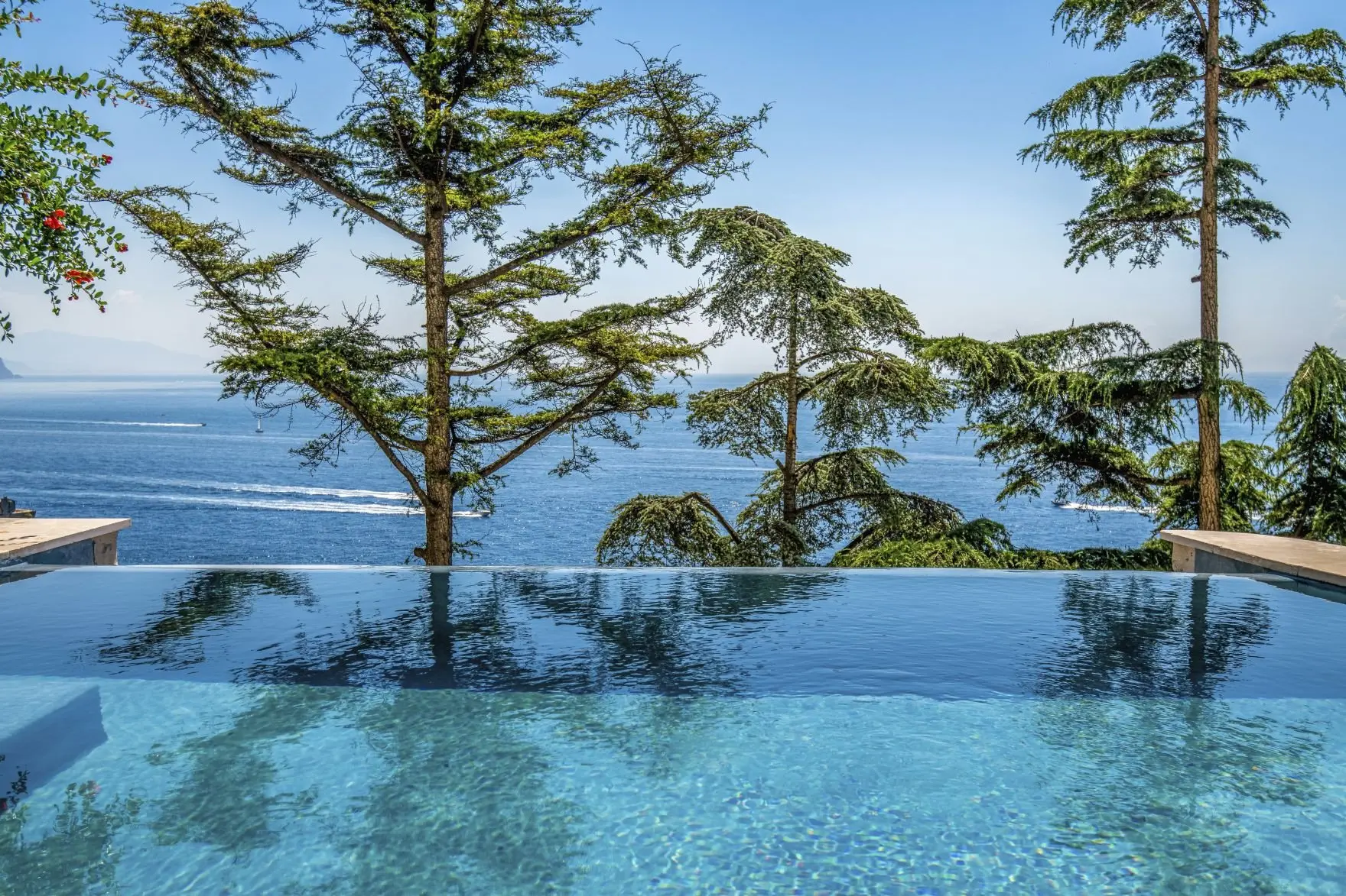 703 oudoor pool Deluxe suite