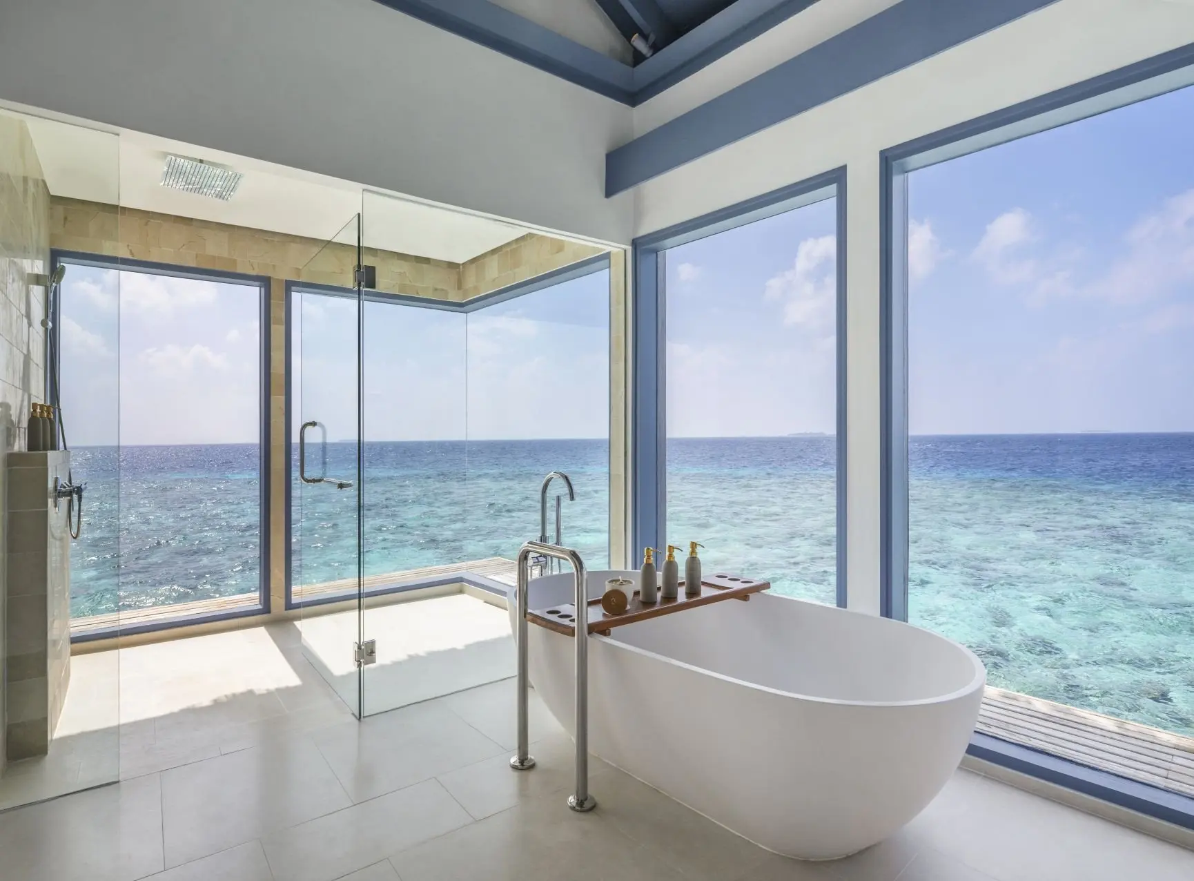 AK_MLEHP_Overwater_Two_Bedrooms_Bathtub_01