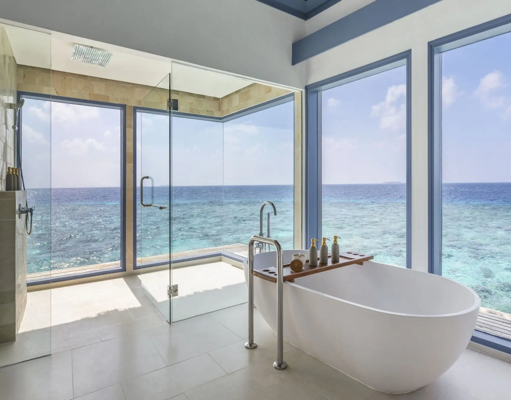 AK_MLEHP_Overwater_Two_Bedrooms_Bathtub_02