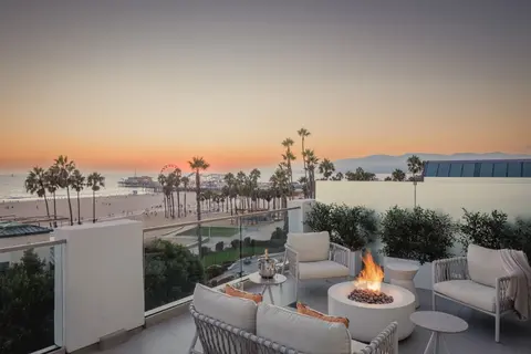 The 720 Oceanfront King With Balcony And Firepit
