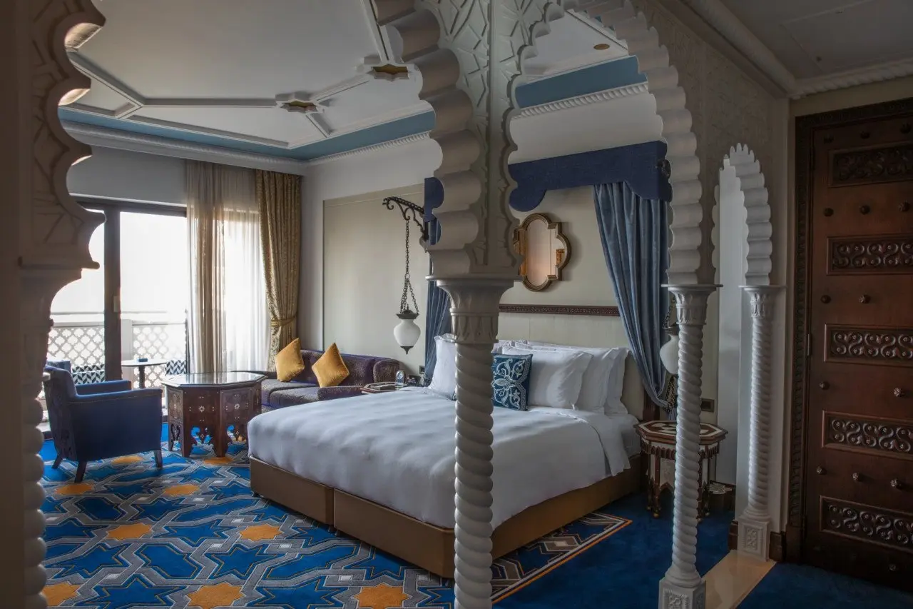 Jumeirah-Al-Qasr-Arabian-Deluxe-Room-1_edit