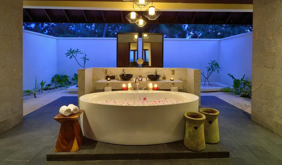 SUNSET-POOL-VILLA-BATHROOM-AND-TUB-Copy-e1517901550229