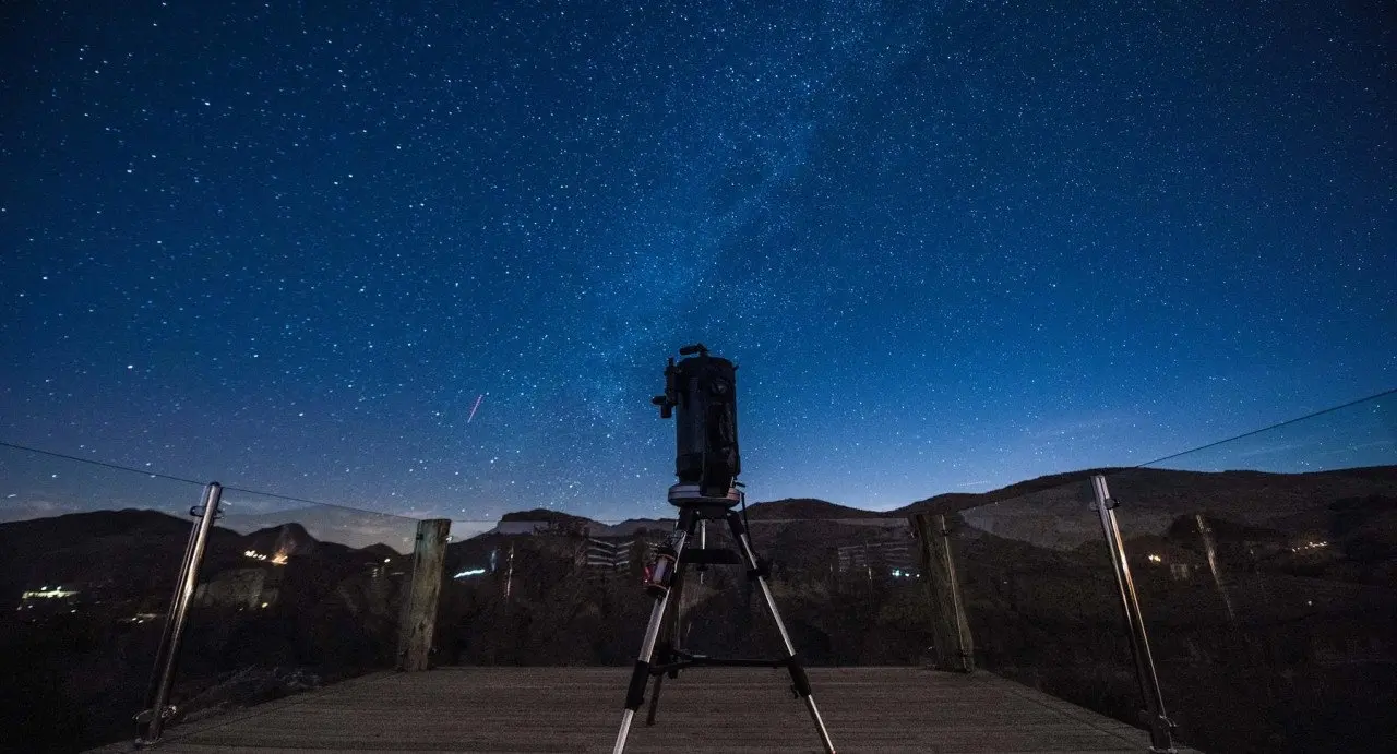 Alila-Jabal-Akhdar-Alila-Experience-Stargazing-Hi-Res-Copy-e1520432417693