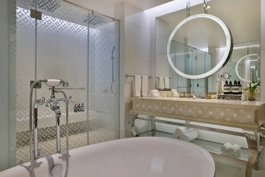 DXBPDWA_King-Deluxe-Suite-Bathroom_edit