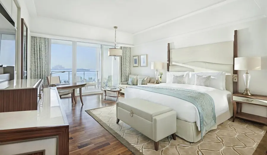 Dubai_Palm_deluxe_suite_bedroom_with_view_HR