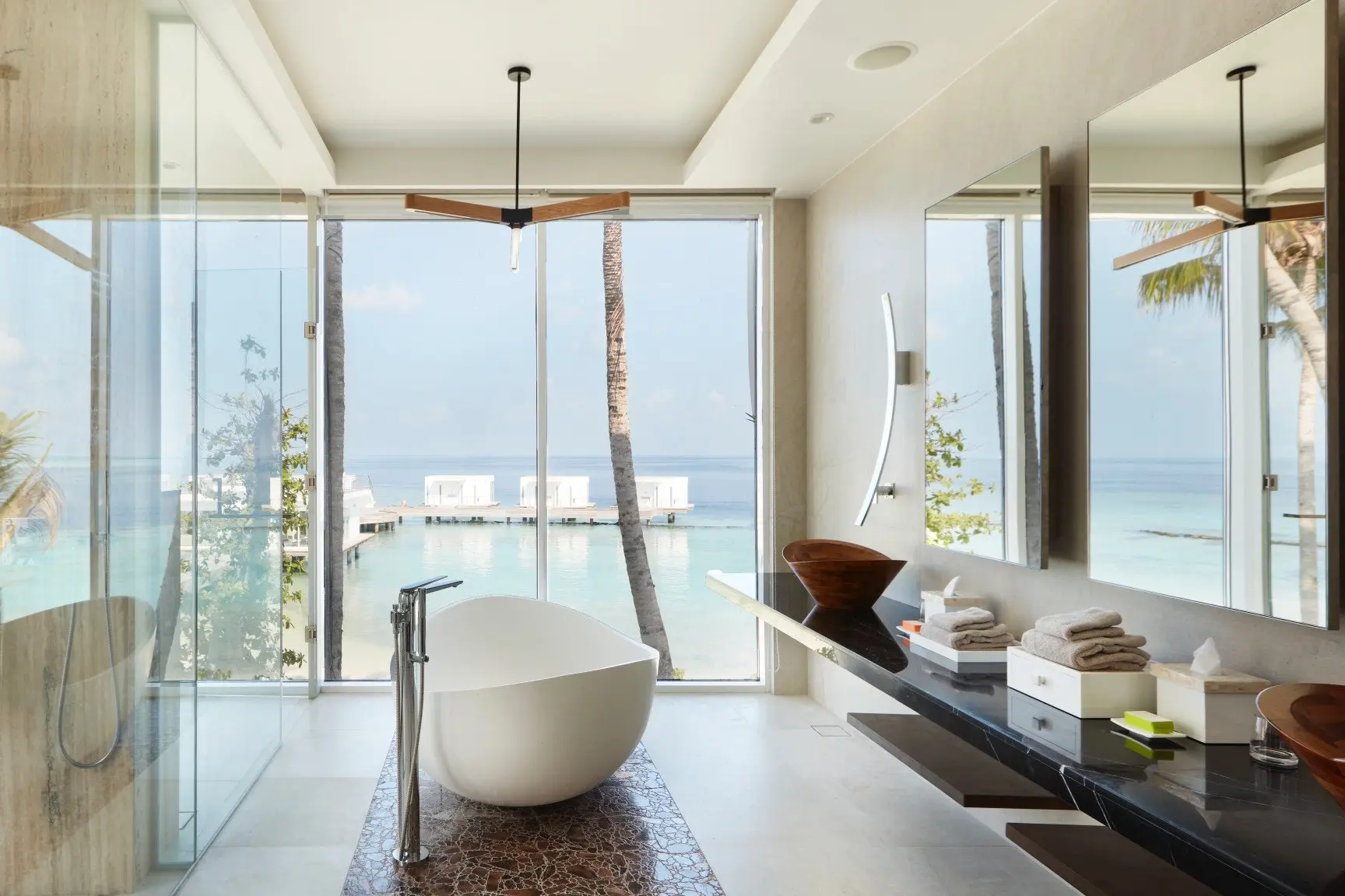 11_Three-Bedroom-Beach-Retreat-Bathroom-Bathtub-_edit