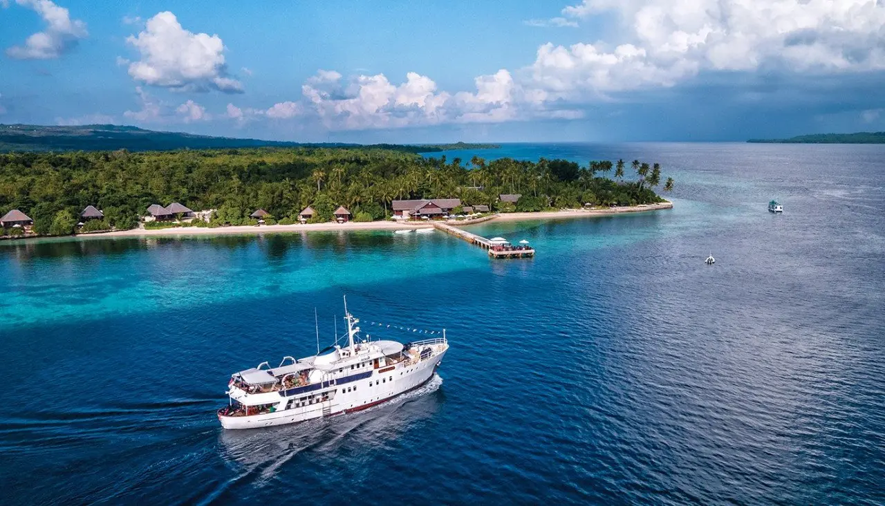 Pelagian-cruises-past-the-resort-on-to-Buton_photo-Didi-Lotze--e1487583745971