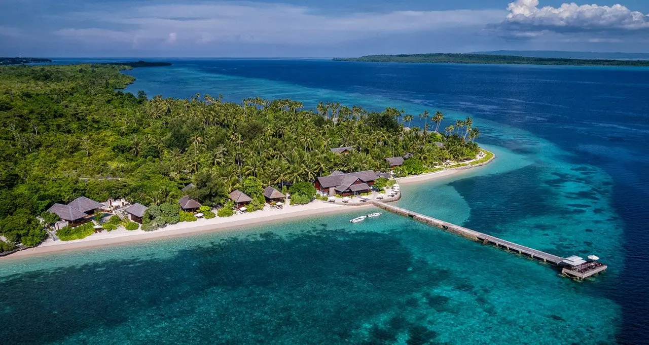 01-Aerial-of-Wakatobi-Dive-Resort-and-House-Reef-_Didi-Lotze-e1487583764226