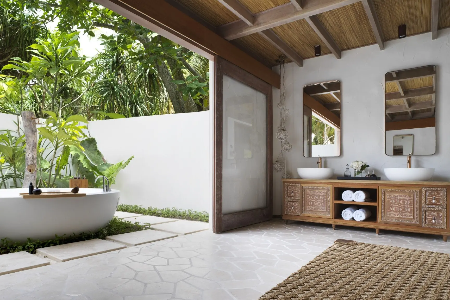 DELUXE-BEACH-SUNRISE-VILLA-OUTDOOR-BATHROOM_edit