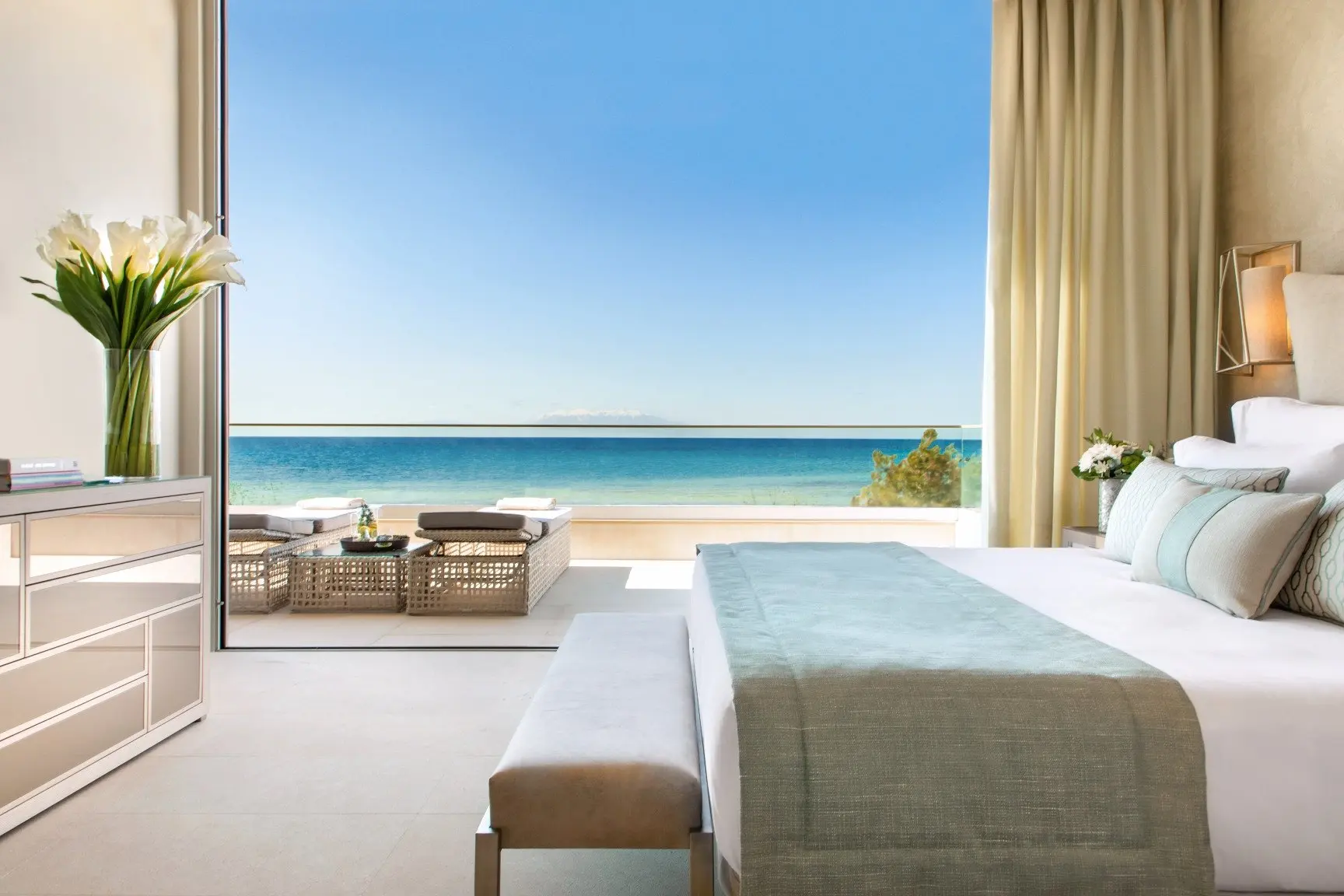 Sani-Dunes-DLX_One_Bedroom_Suite_Grand_Balcony_Beachfront_01_edit