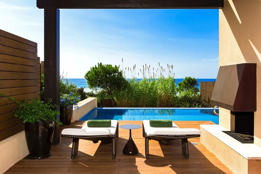 Premium-Grand-Infinity-Suite_2_beachfront_edit