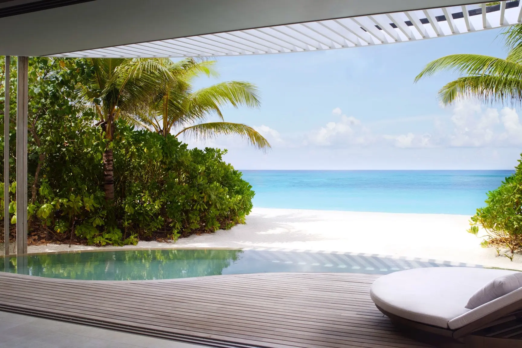 The-Ritz-Carlton-Maldives-Fari-Islands-Beach-Front-Villa-deck_edit