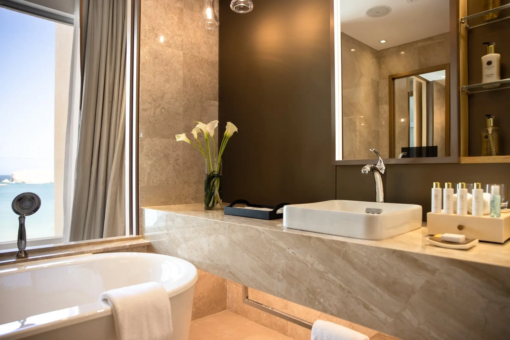 05_Executive-One-Bedroom-Suite-Bathroom-2_edit