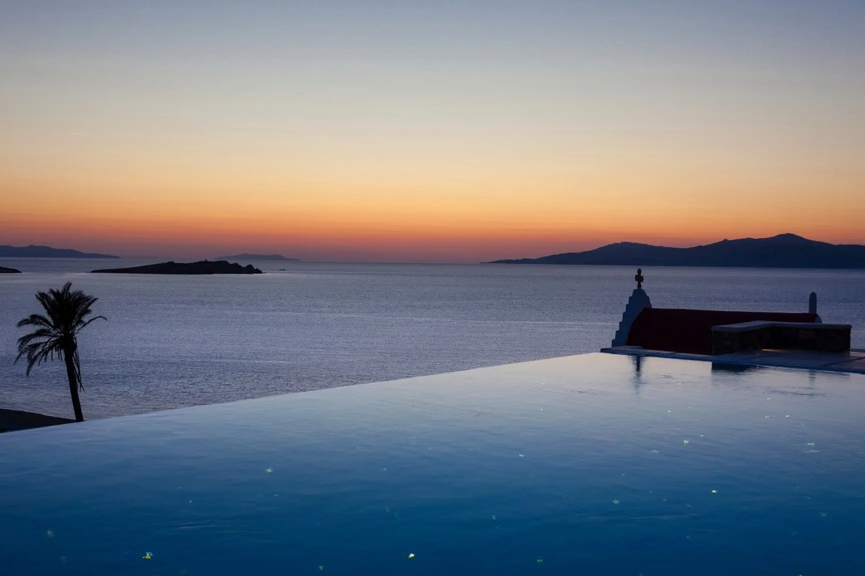 Bill-Coo-Suites-and-Lounge-infinity-pool_edit